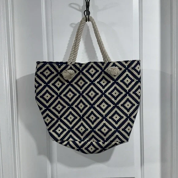 ⭐️SOLD⭐️NWOT Summer & Rose Tote Bag with button closure - Picture 7 of 7